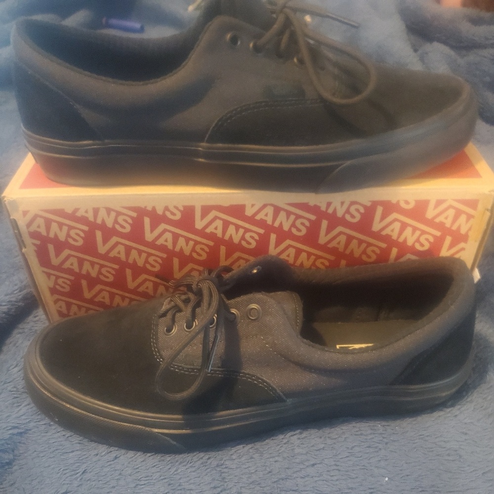 Van's black military mono Eras